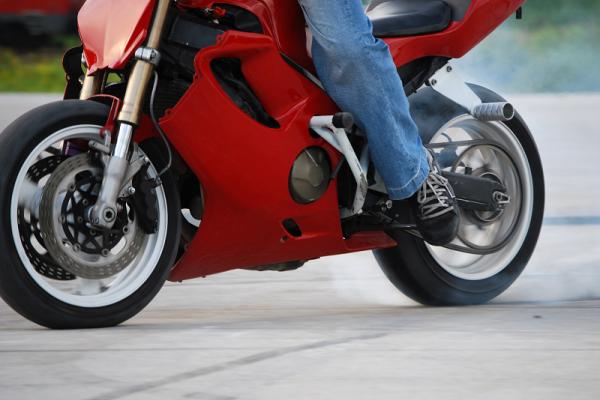 Cómo conducir una moto con viento