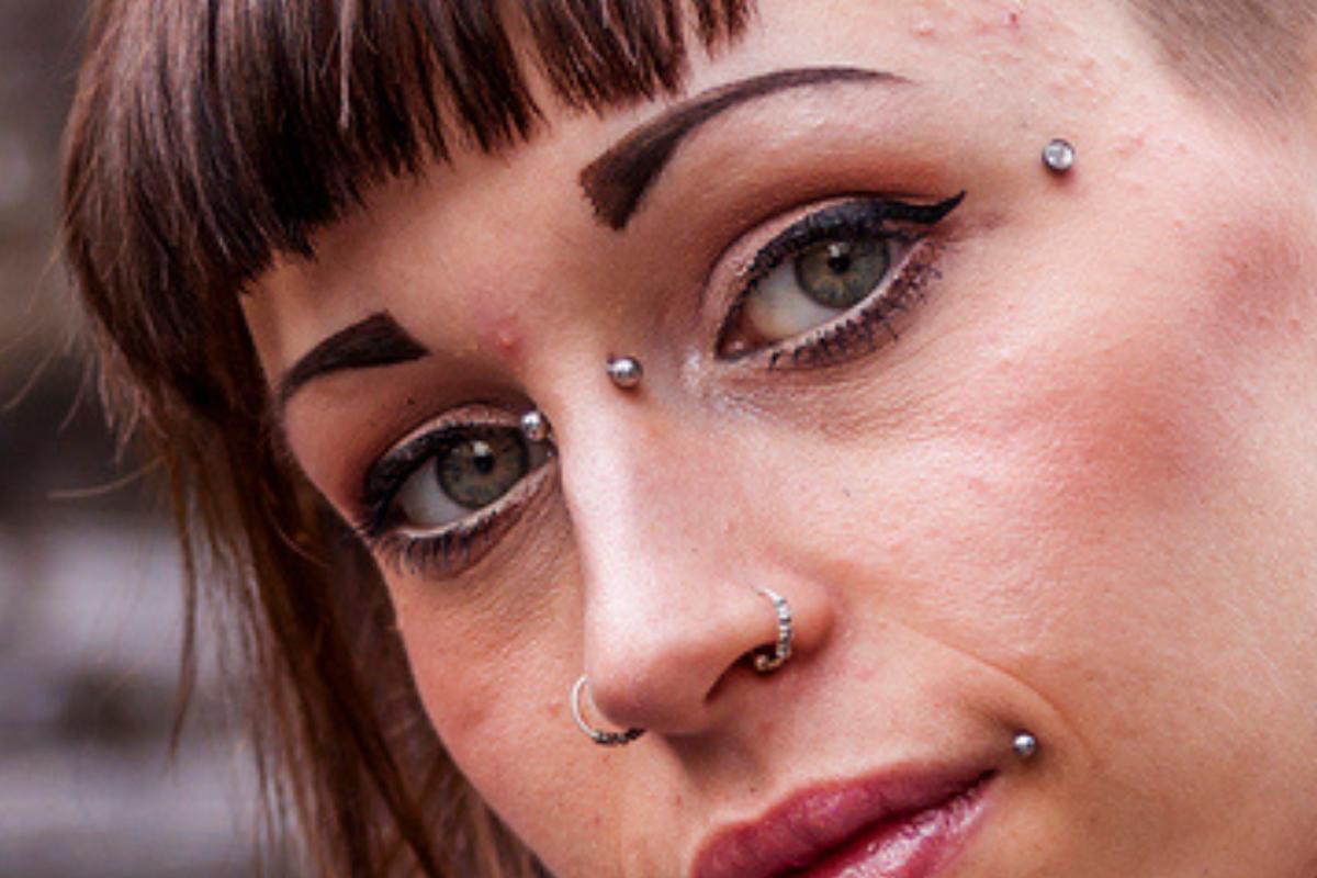 Cómo curar un piercing bridge