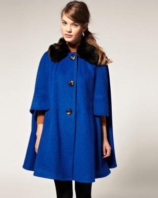 Cómo combinar un abrigo azul