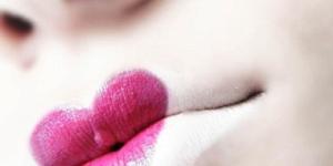 Cómo pintarse los labios en forma de corazón