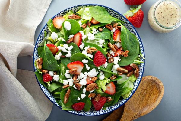 Cómo hacer ensalada de espinacas y queso de cabra: receta muy fácil