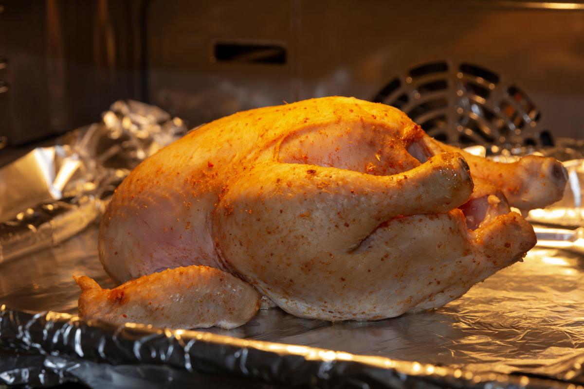 ¿Se puede meter papel de aluminio en el horno? Descubre qué pasa si lo haces