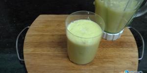 Cómo hacer un zumo para eliminar el agua del cuerpo