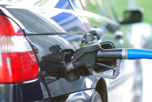 Cómo quitar el olor a gasolina del coche