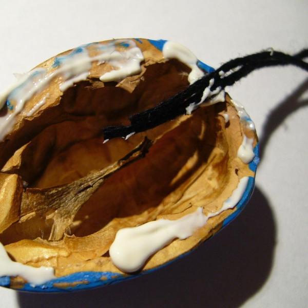 Cómo hacer bolas para el árbol de navidad con nueces - Paso 3