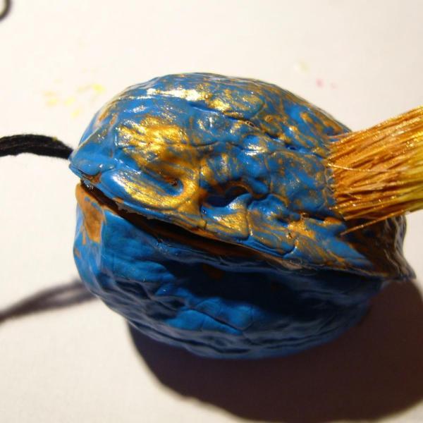 Cómo hacer bolas para el árbol de navidad con nueces - Paso 5