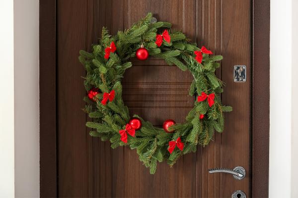 Ideas de decoración de Navidad para pisos pequeños - Coronas navideñas