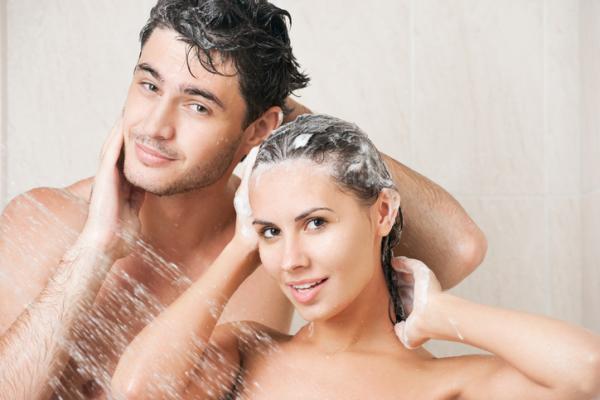 6 beneficios de bañarse en pareja - Limpieza más profunda