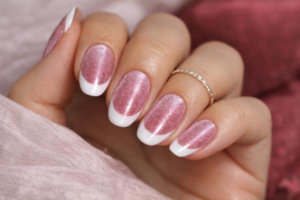 Uñas para San Valentín: ideas de diseños y colores - Uñas efecto terciopelo en tonos rojos y rosados