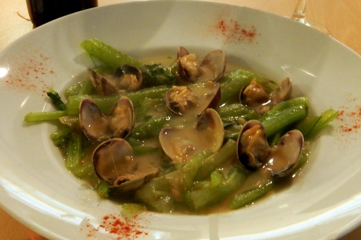 Cómo hacer borraja con almejas: la receta tradicional paso a paso