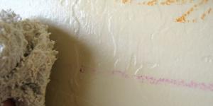 Cómo quitar manchas de crayón de una pared