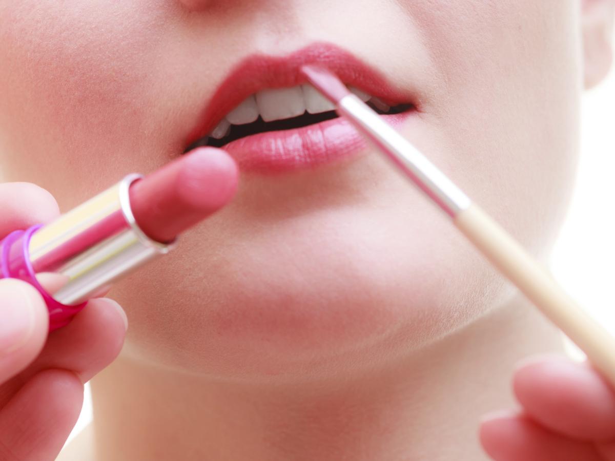 Cómo maquillar los labios con pincel